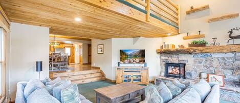 Smart TV, chimenea, reproductor de DVD, estéreo