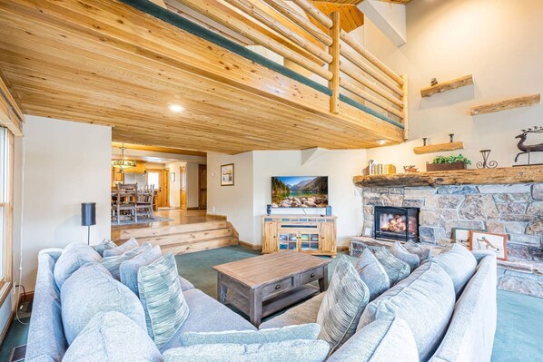 Smart TV, chimenea, reproductor de DVD y estéreo 