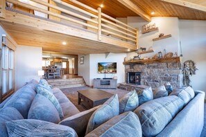 Smart TV, chimenea, reproductor de DVD y estéreo 