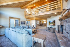 Smart TV, chimenea, reproductor de DVD, estéreo