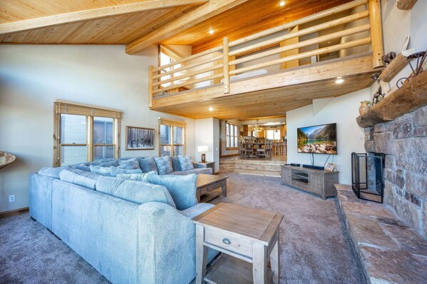 Smart TV, chimenea, reproductor de DVD y estéreo 