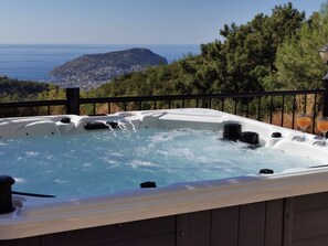 Outdoor spa tub - Escape to Alanya: Luxury, & Majestic Views, Alanya Villa 1006 (Antalya)