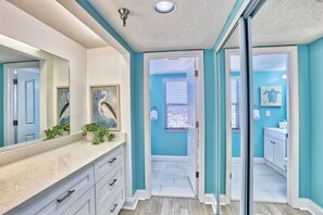 Towels - ☀Top Floor🏖️Beachfront🌴 Emerald Isle 601🐬Heated Pool🌊Directly on the Sand (N. Redington Beach)