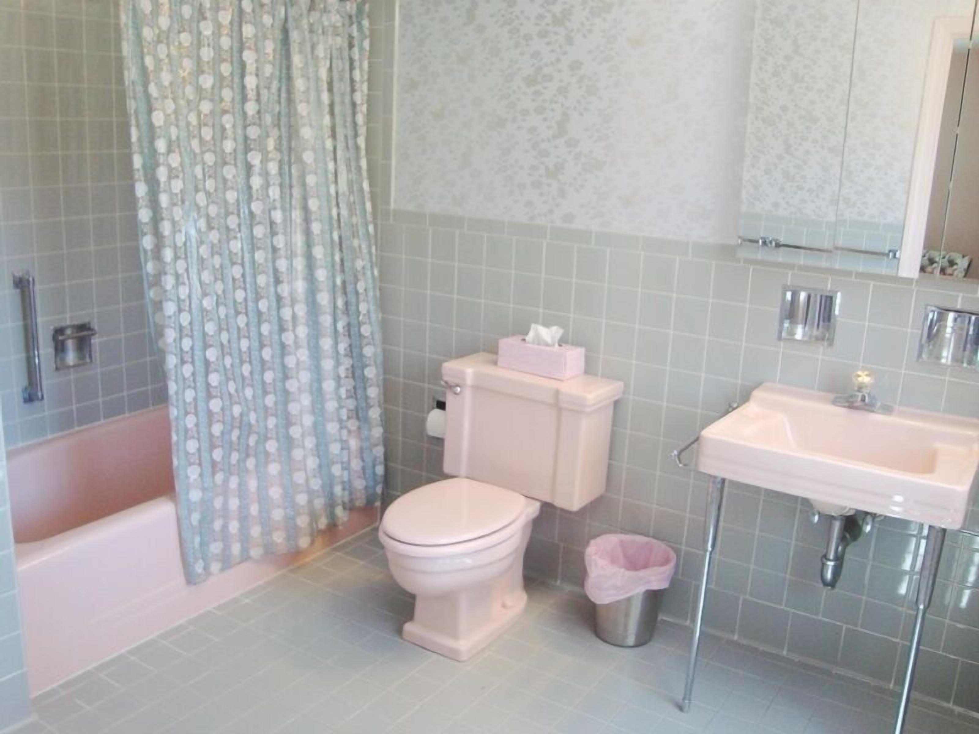 Ein Badezimmer mit Toilette, Waschbecken und Badewanne.
