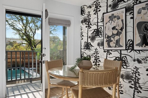 Duplex with Pool - UT Football Fave, Mins to DT!