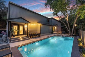 Outdoor pool - Designer Duplex Retreat, Sleeps 16, Pool, Fire Pit (Austin)