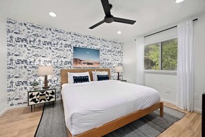 6 soverom, skrivebord, strykejern/-brett og reiseseng for barn