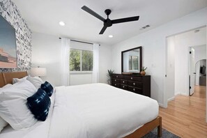 6 bedrooms, desk, iron/ironing board, travel cot