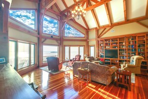 TV, DVD player, books, stereo - Lake View Champlain Home w/ Hot Tub & Sauna! (Georgia)