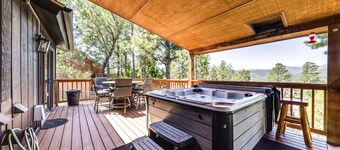 'Moondance' Ruidoso Retreat w/ Hot Tub & Views!