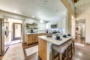 Fridge, microwave, stovetop, dishwasher