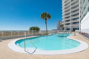 Alberca techada y alberca climatizada