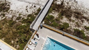 Una piscina con vista a la playa y al océano.