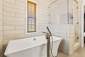 Douche, séchoir à cheveux, serviettes fournies