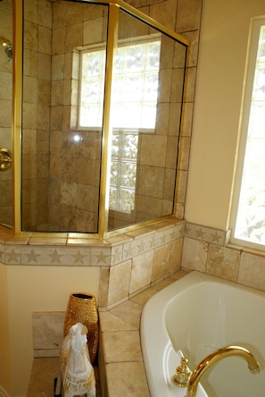 Articles de toilette (gratuits), séchoir à cheveux, serviettes fournies