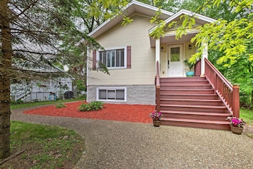Union Pier Vacation Rental | 4BR | 2BA | 1,416 Sq Ft | Stairs Required
