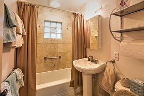 Free toiletries, towels - Hot Tub, Deck & Backyard: Cozy Union Pier House! (Union Pier)