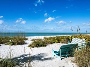 På stranden