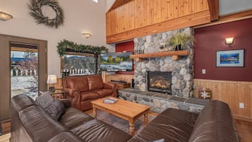 TV connectée, cheminée, lecteur de DVD, table de tennis de table