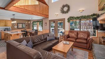 TV connectée, cheminée, lecteur de DVD, table de tennis de table