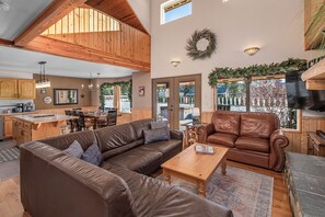 Smart TV, fireplace, DVD player, table tennis - Alpine Acres-Sleeps 10, Hot Tub, Game Room, BBQ (Leavenworth)