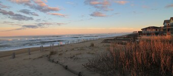 Tandem Cottage: Cozy Coastal Cottage, Short Walk to the Sand!