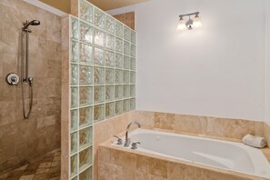 Bathtub, jetted bath, hair dryer, towels - Luxury Poipu 4br Villa with AC Walk to the Beach! (224) (Koloa)