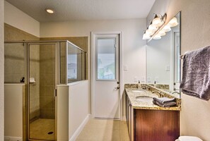 Towels - 5 Mi to Disney: Oasis w/ Pool & Patio (Kissimmee)