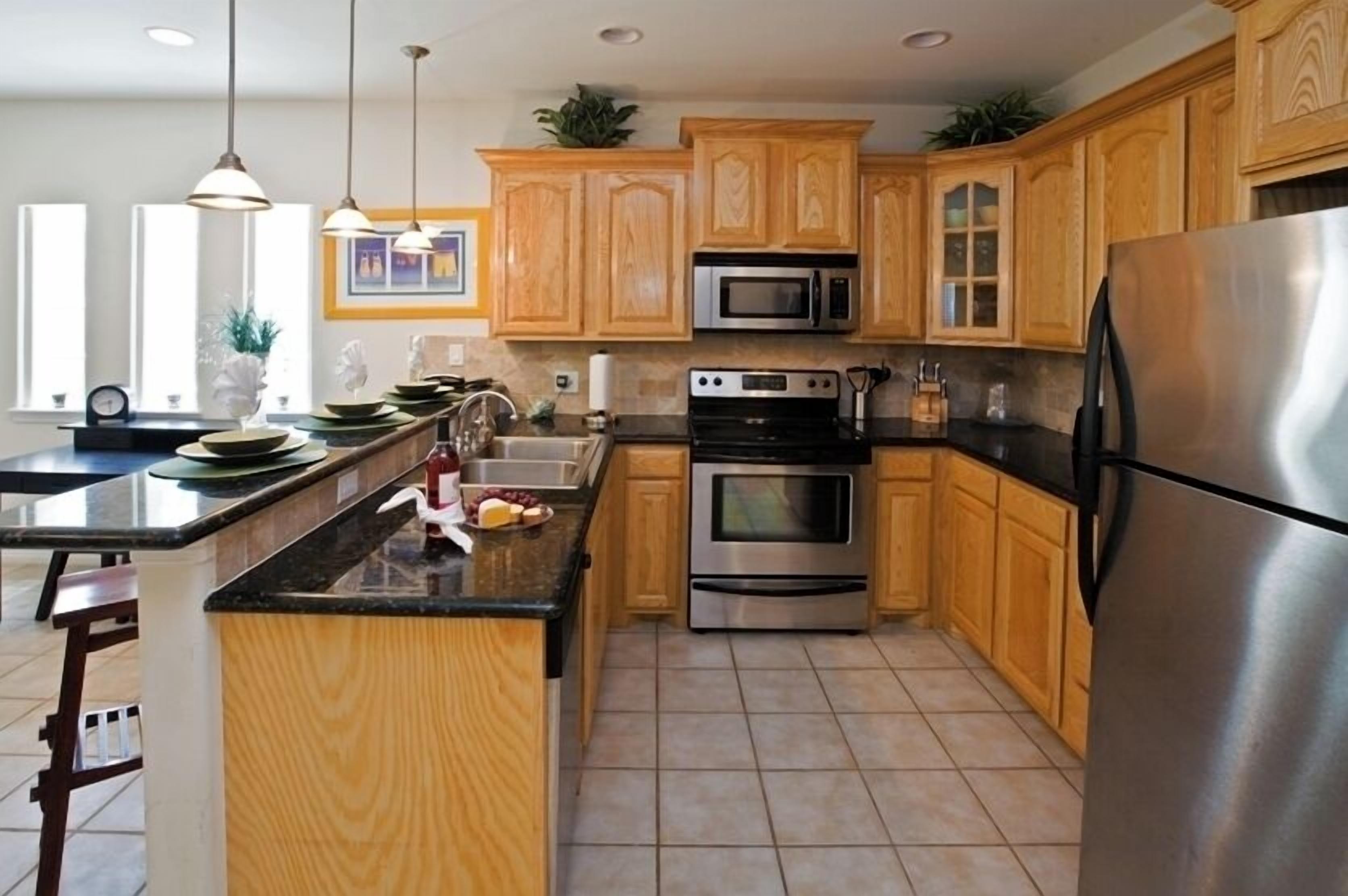 Kylskåp, mikrovågsugn, spishäll och diskmaskin