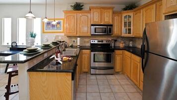 Kühlschrank, Mikrowelle, Herdplatte, Geschirrspüler