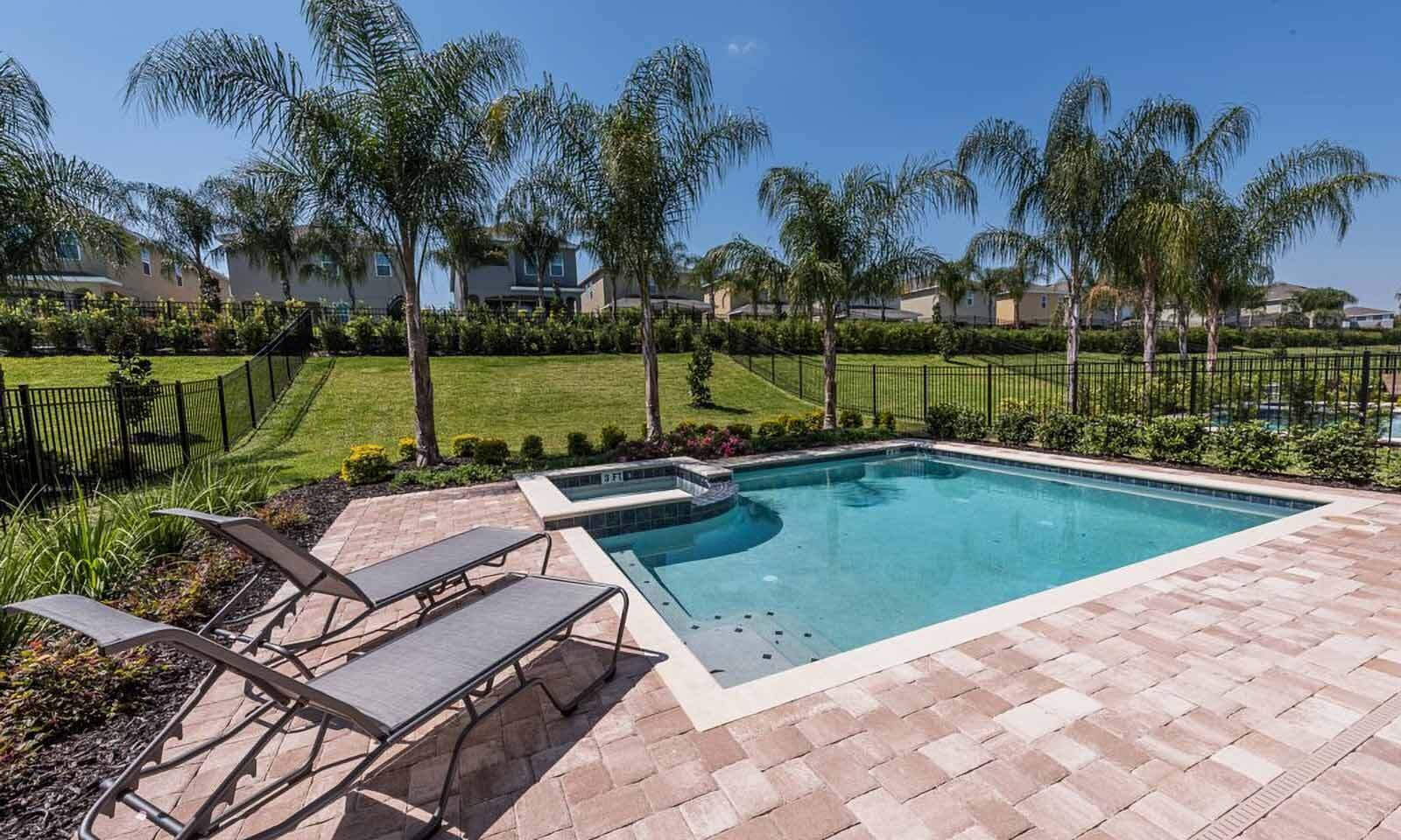 Een verwarmd zwembad