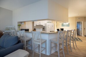 Interior - 40 Ocean Breeze: Beautiful Updated Pet Friendly, Free Bikes, Tennis & Pool (Hilton Head Island)