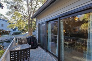 Outdoor dining - 40 Ocean Breeze: Beautiful Updated Pet Friendly, Free Bikes, Tennis & Pool (Hilton Head Island)
