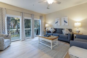 TV, DVD player - 40 Ocean Breeze: Beautiful Updated Pet Friendly, Free Bikes, Tennis & Pool (Hilton Head Island)