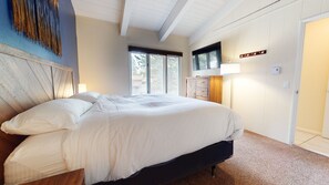 4 bedrooms, travel cot, WiFi, bed sheets