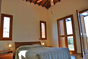 3 habitaciones, tabla de planchar con plancha, internet y ropa de cama 