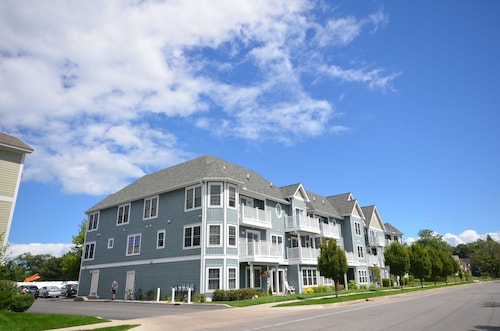 Downtown Traverse City condo. Walk to everything. Air conditioning.