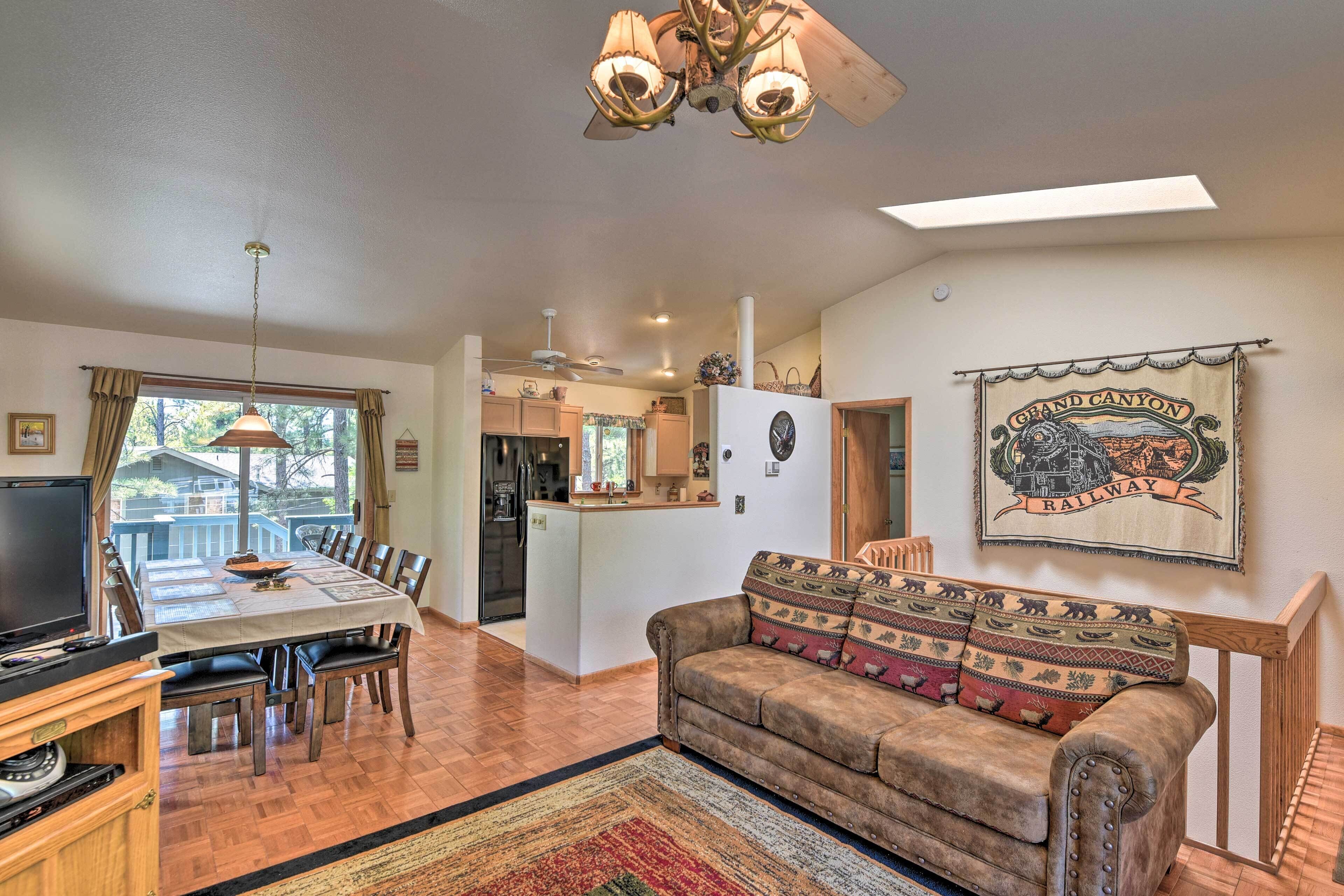 Munds Park Home w/ 3 Decks ~ 1 Mi Odell Lake!