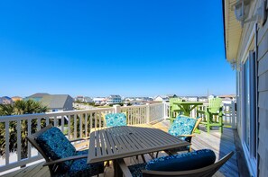 Outdoor dining - Anchored Inn: Family-Friendly 4BR with Pool (Surf City)