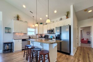 Kühlschrank, Mikrowelle, Herdplatte, Geschirrspüler