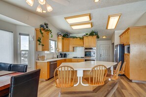 Fridge, microwave, stovetop, dishwasher