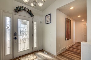 Interior - Scenic Large-Group Retreat, 1 Mi to Bryce Canyon! (Bryce)