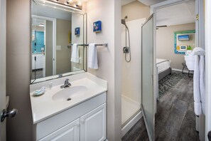 Combined shower/bathtub, hair dryer, towels - TP 203: Endless Horizons - Gorgeously updated You'll love this Coastal Condo! (Fort Walton Beach)