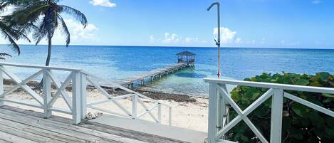 Rannalla, rantapyyhkeitä