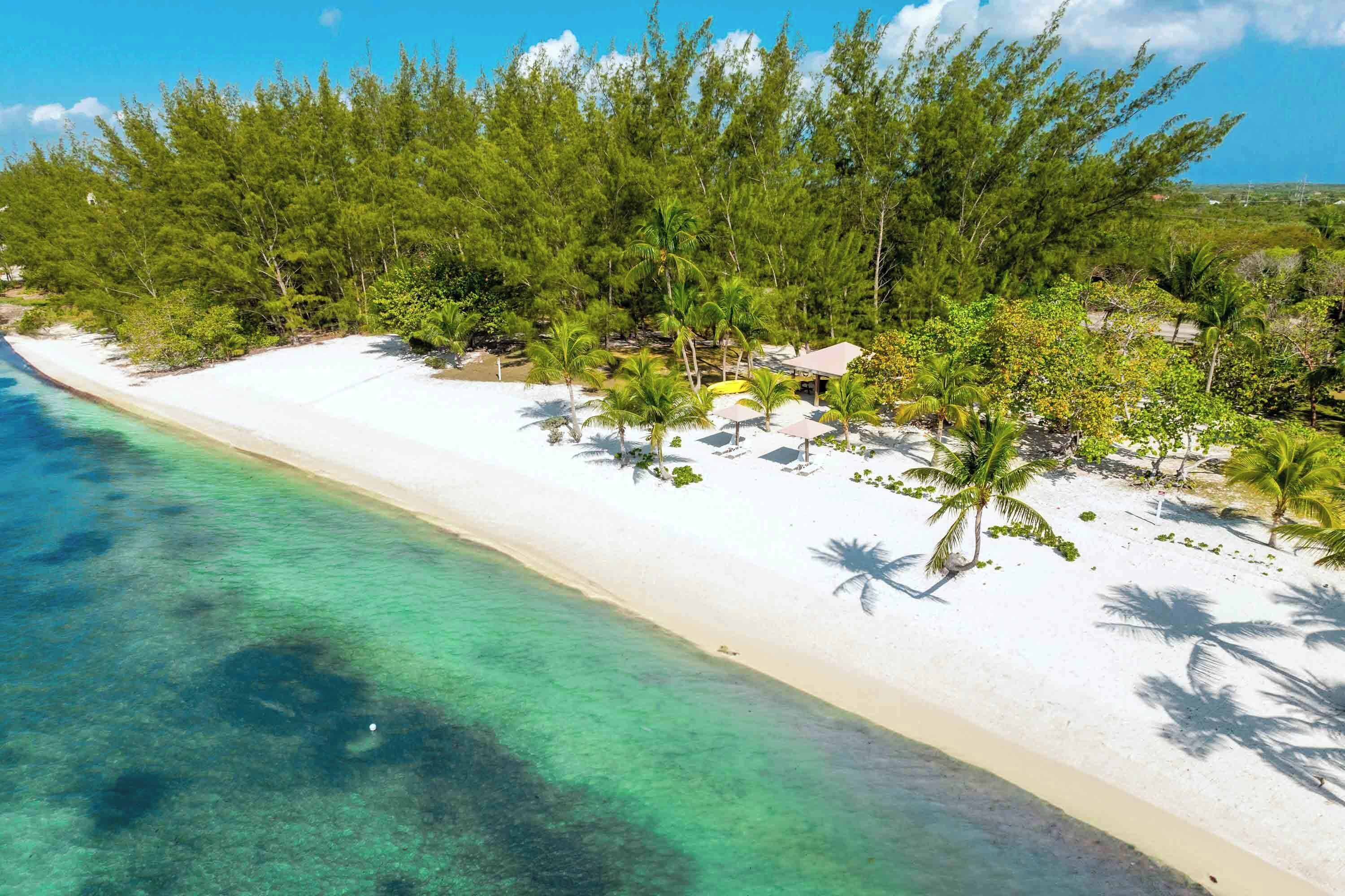 Playa en los alrededores, camastros y toallas de playa 