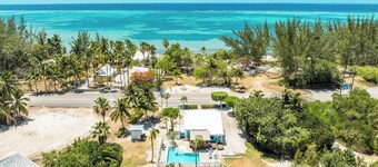 Belleza de mar: Cabaña acogedora de estilo caimán con 300 pies de playa privada