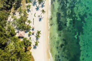 Beach nearby, sun-loungers, beach towels