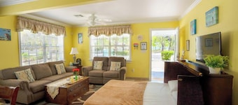 Sea Beauty: ADA-Friendly Cottage w/New Pool, Private Beach Lot, & Free Kayak