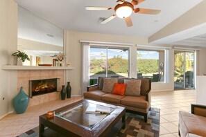 TV, fireplace - Beautiful Palm Springs Home - 3 Bed 3 Bath Home (Palm Springs)