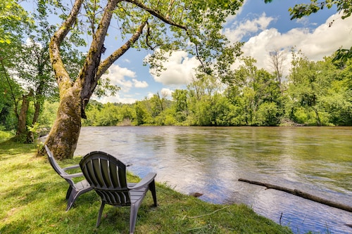 Family-Friendly Riverhouse: Fishing & Hot Tub